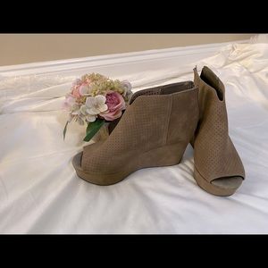 Women's Pierre Dumas back zip wedge Natural Brown Booties open Peep toe Size 8